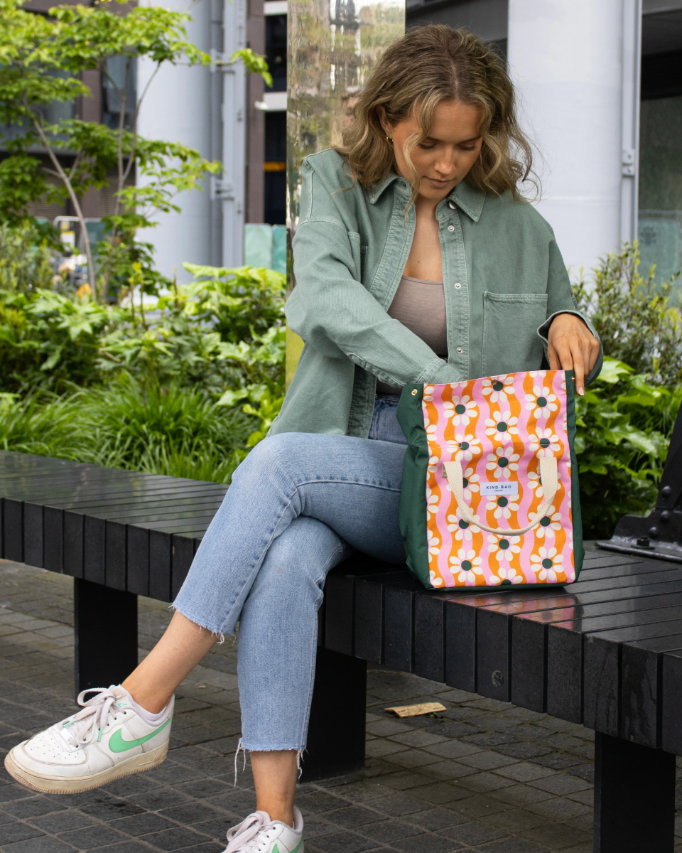 cropped_LUNCHBAG_LIFESTYLE_WavyDaisy-202305-8.png